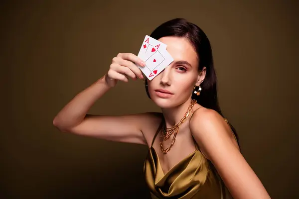 Photo Stunning Woman Dealer Khaki Dress Hold Card Vip Private — Stock Photo, Image