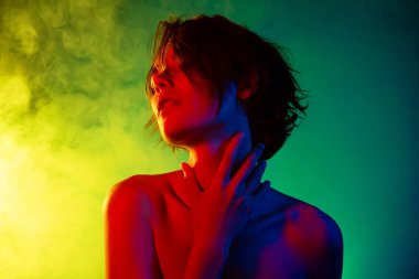 Kızın fotoğrafı zevki hisseder. Nazik bir vücut dokunuşu. Cildi kapalı gözler kapalı..