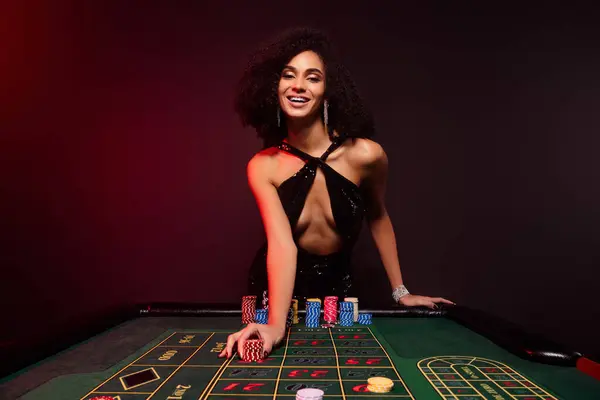 Foto Chica Feliz Elegante Jugador Poker Profesional Tiburón Siente Emocionado —  Fotos de Stock