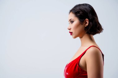 Göz kamaştırıcı genç kız profili fotoğrafı boş görünüyor açık gri arkaplanda izole edilmiş kırmızı deri elbiseler giyiyor..