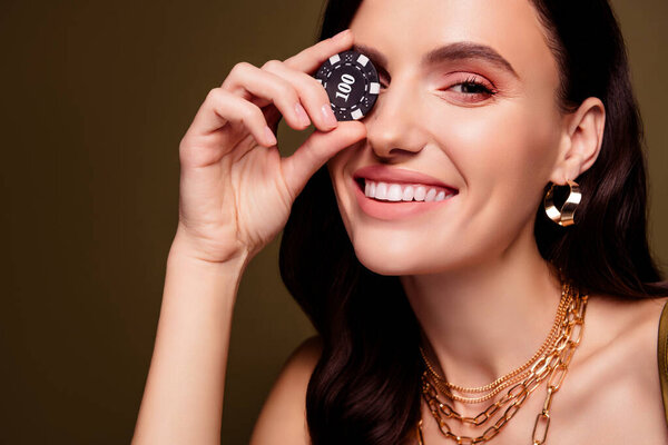 Крупный план фото позитивного счастливого великолепного миллионера роскошной леди на VIP казино покер партии провести фишки и закрыть глаза.