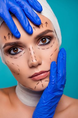 Kadın dokunuşunun doktor eliyle çekilmiş fotoğrafını çek. Cyan arka planından izole edilmiş güzellik operasyonuna hazırlan..