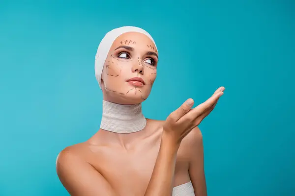 Zdjęcie Pani Bandażu Medycznym Demonstrują Zabieg Piękności Dłoni Reklamy Cyjan — Zdjęcie stockowe