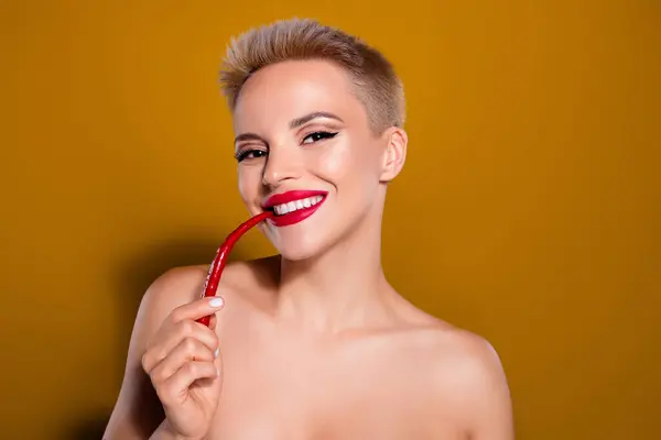 Photo Smiling Woman Bite Red Hot Chili Pepper Isolated Yellow — Stock Photo, Image