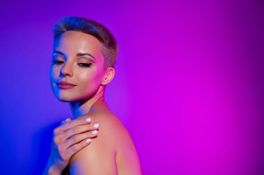 Harika bir yüz tanıtımı genç bayan yüzü ve Vogue gecesi çıplak omuz üstü boş yer..