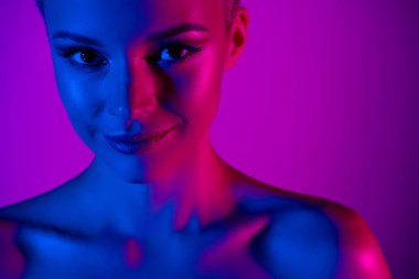 Çok güzel bir kızın yakın çekilen fotoğrafı. Bayram etkinliği, neon renkli arka plan makyajı..