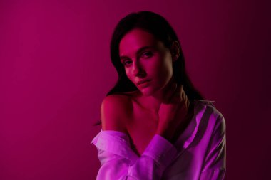 Kızın fotoğrafı. Kameraya bak. Boynuna dokun..