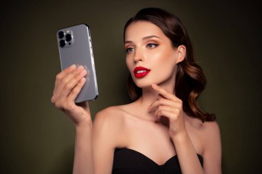 Modern telefon kamerasıyla büyüleyici bir bayanın video kaydı ve güzel tatil makyajının fotoğrafı..