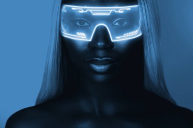 3D yaratıcı sanat tasarımı kolajı. Göz kamaştırıcı genç kadın gözlükleri. Neon ışıklı klüp siber teknolojisi..