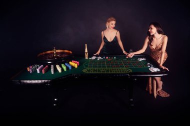 Çekici şıklığın fotoğrafı bekarlığa veda partisini kutlamak için Las Vegas 'ta milyon dolarlık bir ikramiye kazandı..