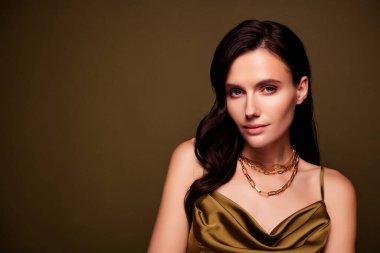 Sevimli Hollywood yıldızının portresi aksesuarları sunar. Kahverengi gradyan arkaplan üzerinde boş bir alan.