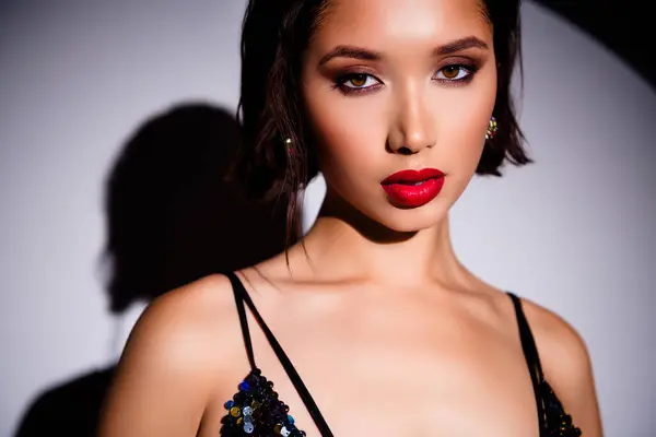 Seksi, şık model kızın kesilmiş fotoğrafını kapat. VIP etkinliği sahne ışıkları gölgesi ruj lekesi..