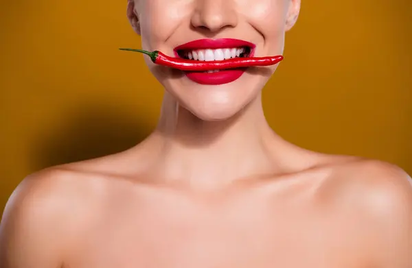 Kırmızı Rujlu Gülümseyen Bir Kadının Kırmızı Biber Isırığı Sarı Hardal Telifsiz Stok Fotoğraflar