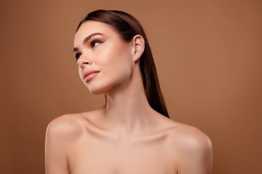 Kızın fotoğrafı. Profil kenarına bak. Renk boş alan arkaplanı izole edilmiş..