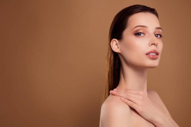 Çekici, güzel bir kadının çıplak omuzlarının fotoğrafı. Duş alırken boş alan izole edilmiş bej arka plan..