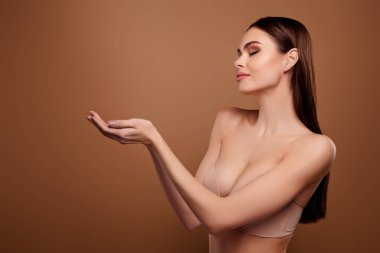 Kızların el ele tutuştuğu fotoğraf boş alan profili yan pastel arka plan.