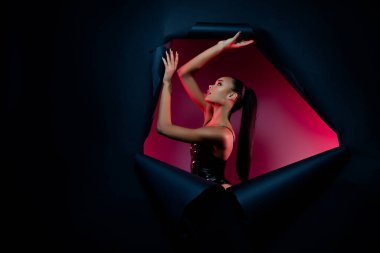 Latin Amerikalı kızın fotoğrafı yırtılmış kağıt kaplama profil tarafı izole edilmiş koyu arkaplan.