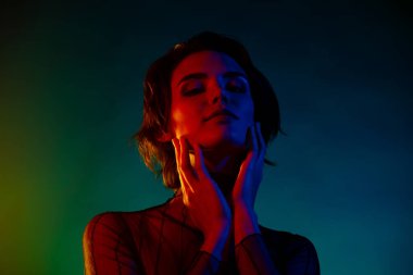 Kız fotoğrafının dokunuşu yumuşak yumuşak ten yanakları parmakları izole, parlak neon arkaplan rengi..