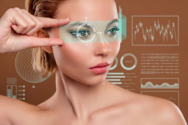 Güzel bir kadının kolaj resmi. Çıplak parmaklar göz taramasına dokunur. Güzellik aleti derisi analiz edilir..