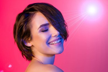 Gülümseyen kahverengi saçlı kadının birleşik kolaj görüntüsü. Kimlik taraması. Güzellik aleti derisini analiz ediyor..