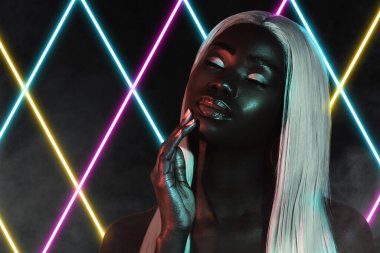 Yaratıcı soyut şablon kolajı. Güzel, şehvetli afro kız. Yüz teması, neon ışığı, siber teknoloji..