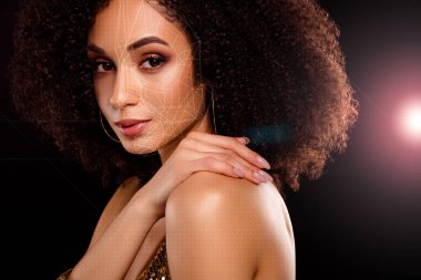 Moda etkinliğinden hoşlanan güzel bir bayanın birleşik kolaj görüntüsü güzellik aleti derisini analiz ediyor..