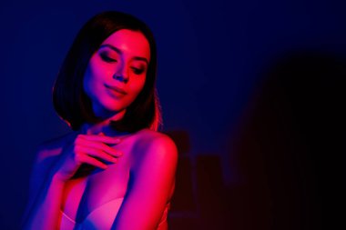 Kızın fotoğrafı, omuzlarına dokun, vücuduna dokun, boş, neon rengi arka plan..