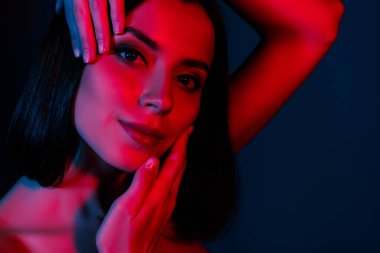 Güzel kız dokunuşunun fotoğrafı lüks, parlak, izole, koyu mavi, neon arka plan..