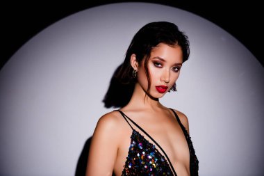 Güzel, ünlü şarkıcı süslü elbisesinin portresi. Özel VİP sahne sahne ışığı..