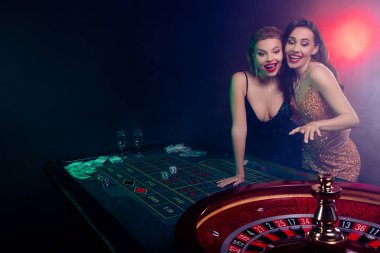 Heyecanlı kızların fotoğrafı. İnsanlar Noel 'i kutluyor. Zarlar izleniyor..