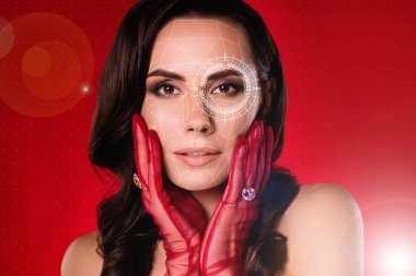 Vogue tarzı kadın modelinin yaratıcı soyut kolajı mücevher yüzükleri taramasını gösteriyor güzellik aleti derisini analiz ediyor.