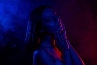 Çekici bir kadının fotoğrafı, çok renkli, parlak arka plan dokunuşuyla izole edilmiş. Arzu mükemmelliğini hisset..