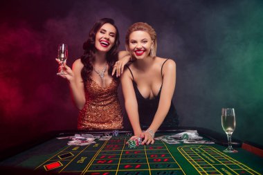 Zarif milyoner kadınların fotoğrafı Vegas 'ta Noel' i kutluyor. Kuklalar para kazanmak için şans getirir..