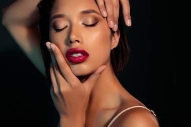 Çekici, rüya gibi giyinmiş seksi bir kadının fotoğrafı. Makaleler, boş bir alan, izole edilmiş siyah bir arkaplan..