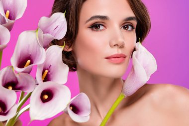 Parlak, tapılası, çıplak kadın omuzlarının fotoğrafı. Kalla demeti aromalı, izole edilmiş neon rengi arka plan..