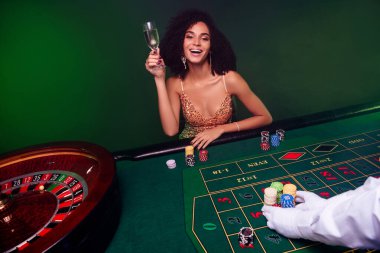 Poker neon filtresi kulübündeki mutlu ve çekici bayanın fotoğrafı kadehleri yükselterek şans zaferini kutluyor..