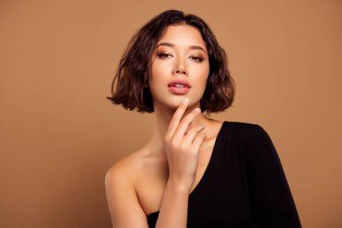 Güzel bir bayanın fotoğrafı omuz zırhını aşındırıyor. Koluna dokunuyor. Dudaklarına dokunuyor..