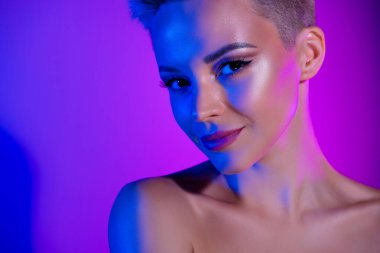 Çok renkli arka planda izole edilmiş muhteşem bayan Vogue stili canlı makyaj fotoğrafı..