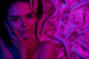 Güzel bir kız arkadaşın yüzüne dokunduğu yakın plan fotoğrafı keten ışıklı arka planda izole edilmiş pürüzsüz parlak bir ten..