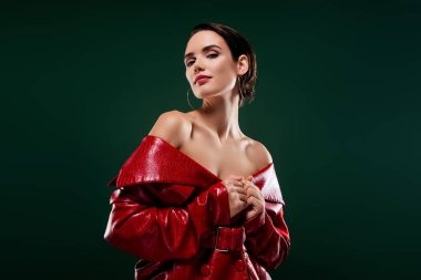 Çıplak omuzlu çekici bir kızın fotoğrafı. Moda ceketi giy. Cazip bir flört..