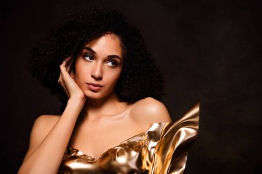 Çekici kız dokunmatik yüz profiline bak boş alan izole koyu renk arkaplan.