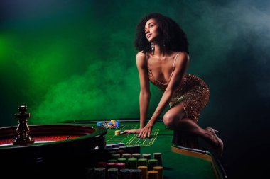 Çekici ve şık bayan metresin profesyonel poker oyuncusu kız arkadaşının fotoğrafı milyonlar kazanarak kutlanıyor..