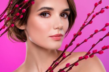 Nazik, çıplak bir kadının elinde buket tutarken çekilmiş fotoğrafı. Boş, izole edilmiş, neon rengi arka plan..