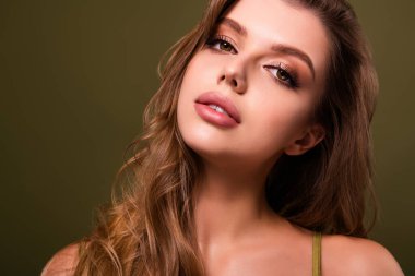 Güzel, tapılası, tatlı bir bayan, haki rengi arka planda izole edilmiş büyük, çıplak dudakların fotoğrafı..