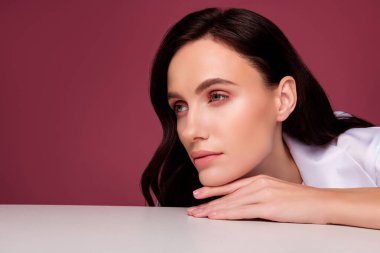 Kız beyaz masa dokunuşlu fotoğraf boş alan izole pembe arkaplan bak.