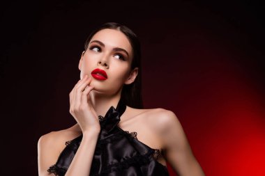 Kadın dokunuşunun fotoğrafı ilginç görünüyor. Boş uzay elbisesi, izole edilmiş kırmızı arkaplan rengi..