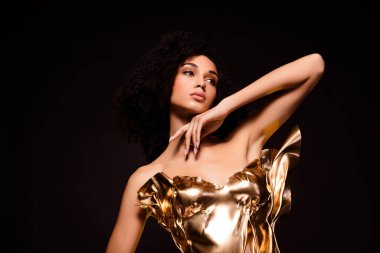 Çekici bayan dokunmatik el çene profil yan izole koyu renk arkaplan.