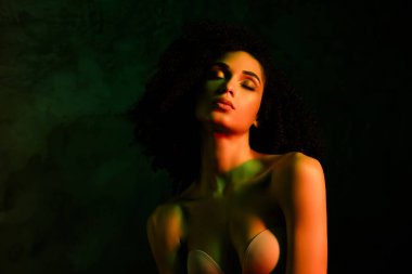 Hayalperest tutkulu kadın çıplak omuzlarının fotoğrafı. Boş alanın tadını çıkarıyor. İzole edilmiş beton yeşil duvar..