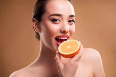 Mutlu, göz kamaştırıcı bir kızın lezzetli meyve reklamları yediği doğal güzellik ürünleri tedavisi fotoğrafı..