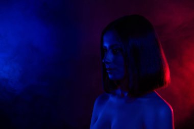 Çekici esmer saçlı kızın fotoğrafı, sis izole edilmiş çok renkli arkaplan ile boş görünüyor..